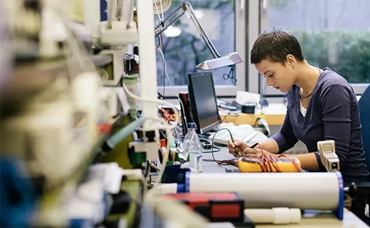 Mikrochipschaltung stellvertretend für technologische Exzellenz — Protiviti unterstützt Unternehmen der Hightech- und Elektronikbranche