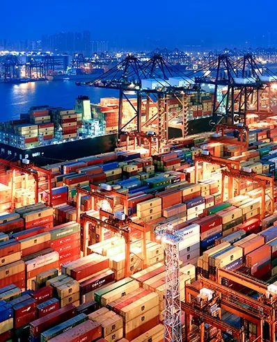 Operations Consulting metaphorisch dargestellt durch einen Güterhafen Vertrauen Sie auf unsere Erfahrung und Expertise im Operations Consulting und stellen Sie mit Protiviti die Weichen für exzellente Unternehmensabläufe.