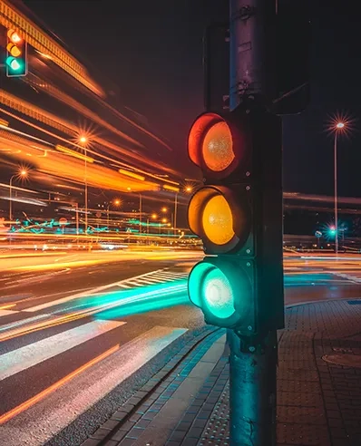 Ampel leuchtet Grün, symbolisiert Protivitis effizientes Risk Management