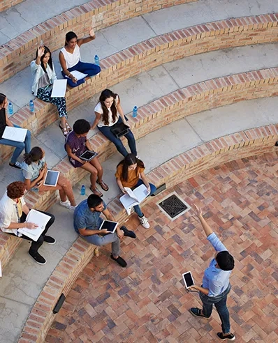 Studierende in einer Vorlesung symbolisieren die moderne Bildungsumgebung, die durch Protivitis Education Consulting Services unterstützt wird