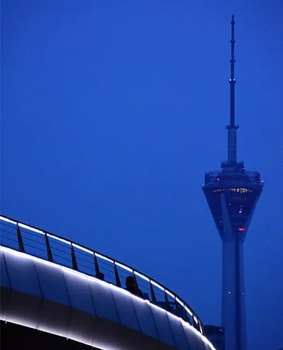 Moderner Fernsehturm als Symbol für Innovation der maßgeschneiderten TMT-Beratung von Protiviti