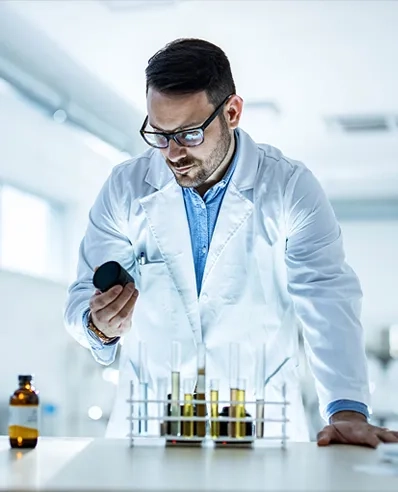 Wissenschaftler betrachtet Probe — symbolisch für die präzise Analyse und innovative Lösungen unserer Life Science Beratung.